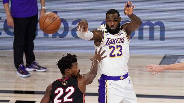 LeBron James (23) z LA Lakers pihrv pes Jimmyho Butlera (22) z Miami.