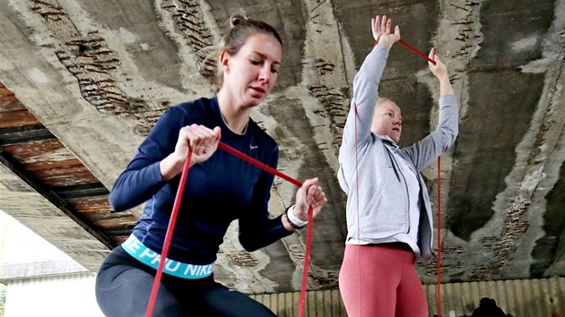 Basketbalistky KP Brno trnuj bhem pandemickch omezen pod mostem. Vlevo Sarah Bernkov, vpravo Eva Kopeck.