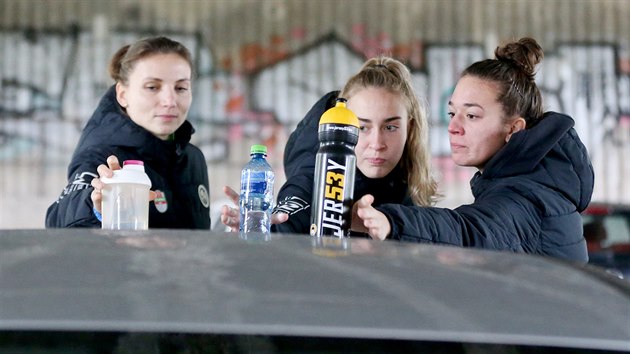 Basketbalistky KP Brno trnuj bhem pandemickch omezen pod mostem. Zleva Kateina Zohnov, Dominica Hynkov a Anna Paorkov.