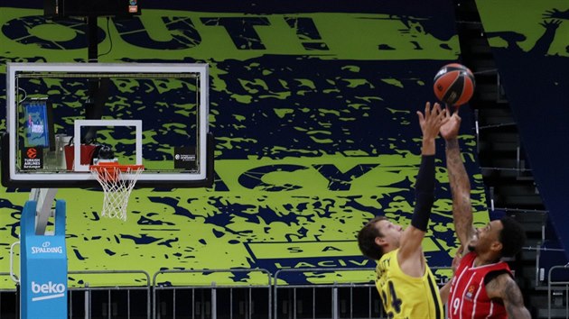 Jan Vesel (vlevo) z Fenerbahce Istanbul zastavuje Malcolma Thomase z Bayernu Mnichov.