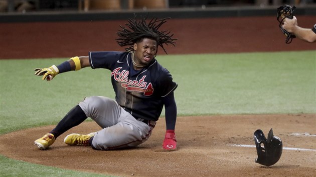 Ronald Acua z Atlanta Braves slajduje pro bod skruje proti Los Angeles Dodgers.