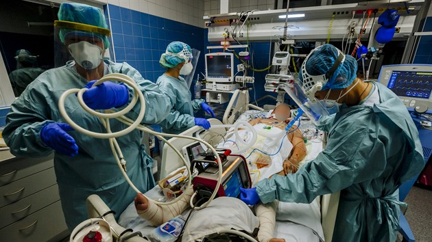 Zdravotnci z nemocnice v Uherskm Hraditi bojuj o ivoty pacient s covid-19. (20. nora 2021)