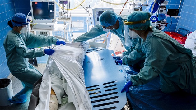 Zdravotníci z nemocnice v Uherském Hradišti bojují o životy pacientů s covid-19. (20. února 2021)