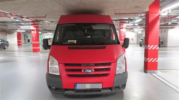 Řidič dodávky poškodil vybavení podzemních garáží v centru Hradce Králové (12. 10. 2020).