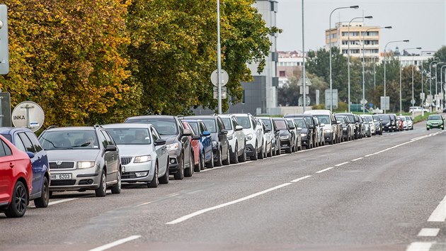 V hradecké Zborovské a Třebešské ulici čekalo na testování koronaviru 112 aut (19. 10. 2020).