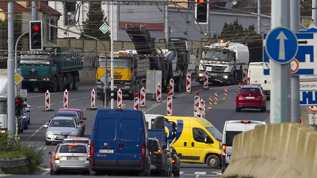Kolony se vytvářejí v širším centru Plzně při rekonstrukci vozovky na důležité čtyřproudové silnici U Trati. (9. 10. 2020)