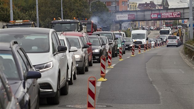 Kolony se vytvářejí v širším centru Plzně při rekonstrukci vozovky na důležité čtyřproudové silnici U Trati. (9. 10. 2020)