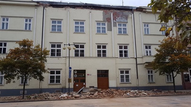V Plzni v Husov ulici se nad rnem utrhla asi 15 metr dlouh podkrovn msa nkolikapatrovho domu. (19. 10. 2020)