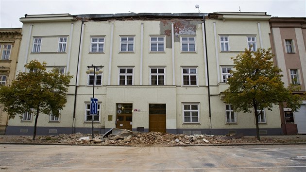 V ranních hodinách se z budovy děkanátu Lékařské fakulty UK v Plzni zřítila římsa. Nikdo nebyl zraněn, poničeno bylo jen veřejné osvětlení a zaparkovaná auta. (19. 10. 2020)