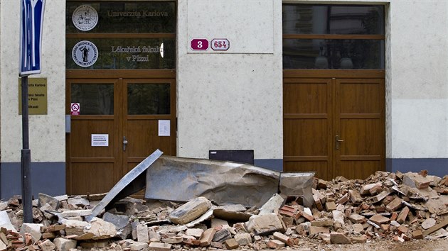 V rannch hodinch se z budovy dkantu Lkask fakulty UK v Plzni ztila msa. Nikdo nebyl zrann, ponieno bylo jen veejn osvtlen a zaparkovan auta. (19. 10. 2020)