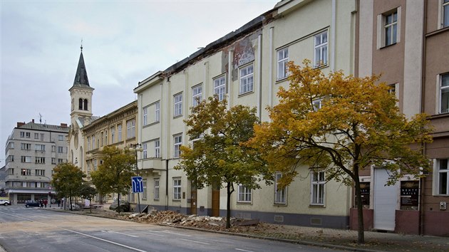 V rannch hodinch se z budovy dkantu Lkask fakulty UK v Plzni ztila msa. Nikdo nebyl zrann, ponieno bylo jen veejn osvtlen a zaparkovan auta. (19. 10. 2020)