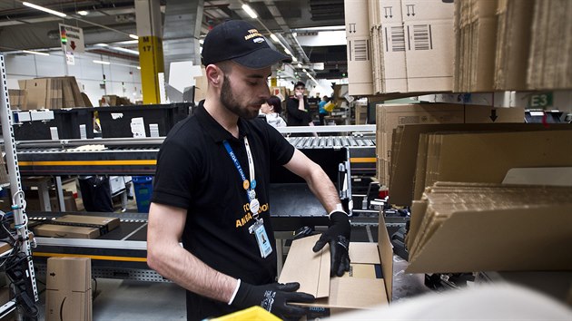 O skladníky je zájem. Amazon v Česku zvedá nástupní mzdy o třináct procent