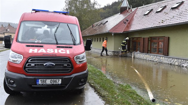 Po vydatných deštích voda zaplavila správní budovu Sloupsko-šošůvských jeskyní ve Sloupu na Blanensku a celé přilehlé parkoviště.