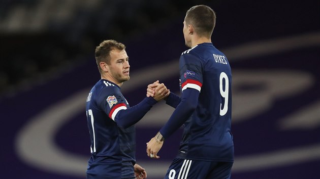 Ryan Fraser (vlevo) oslavuje gl do esk st se spoluhrem ze skotsk reprezentace Lyndonem Dykesem.