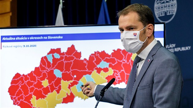 Slovensk premir Igor Matovi ukazuje mapu slovenskch okres zbarvenou podle rizika nkazy. (12. jna 2020)