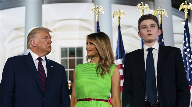 Donald Trump, Melania Trumpov a Barron Trump (Washington, 27. srpna 2020)