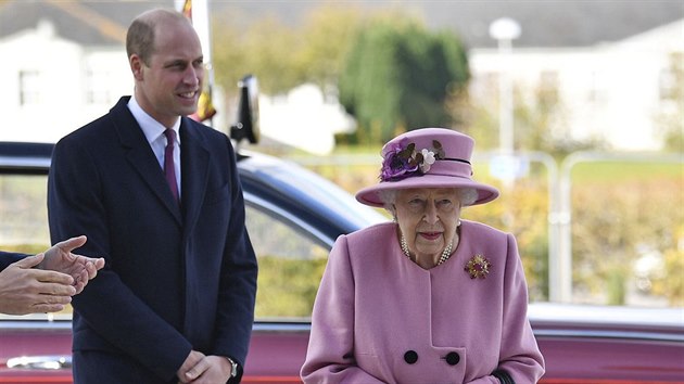 Královna Alžběta II. a princ William na návštěvě armádního výzkumného centra Porton Down (Porton, 15. října 2020)