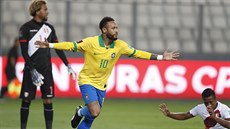 Brazilec Neymar oslavuje gól v utkání proti Peru.