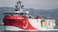 Turecké plavidlo Oruc Reis v Bosporském prlivu na snímku z roku 2018.