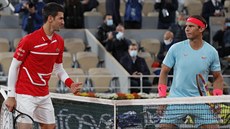 Srb Novak Djokovi (vlevo) a panl Rafael Nadal se zdraví u sít ped zaátkem...
