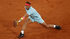 panl Rafael Nadal se natahuje po balonku ve finále Roland Garros.