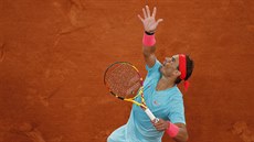 panl Rafael Nadal podává ve finále Roland Garros.