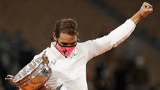 panl Rafael Nadal se raduje z vítzství na Roland Garros.