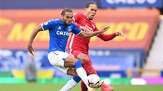 Dominic Calvert-Lewin z Evertonu (vpedu) a Virgil van Dijk z Liverpoolu v...