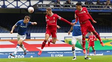 Hlavičku Jordana Hendersona z Liverpoolu (uprostřed) odráží Lucas Digne z...