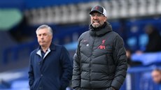 Trenér Jürgen Klopp dává pokyny hrá��m Liverpoolu.