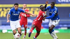 Abdullaye Doucouré z Evertonu (vpravo) fauluje Sadia Maného z Liverpoolu. Za...