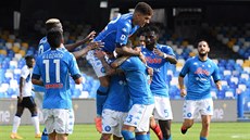 Neapoltí fotbalisté se radují z gólu do sít Atalanty Bergamo.