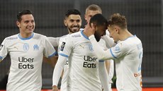 Jordan Amavi z Marseille (uprost�ed) slaví se spoluhrá�i gól proti Bordeaux.