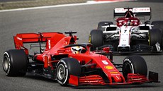 Sebastian Vettel se svým ferrari na trati Velké ceny Eifelu ped Kimim...