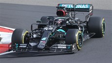 Lewis Hamilton krouí v ele Velké ceny Eifelu.