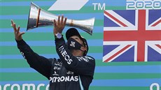 Lewis Hamilton na pódiu slaví vítzství ve Velké cen Eifelu.