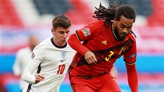 Angli�an Mason Mount (vlevo) a Jason Denayer z Belgie