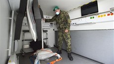 Vojáci nakládají ve skladech v Hradci Králové materiál pro polní nemocnici,...