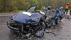 Hasii museli cestující z osobního vozu vyprostit.