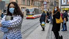 Lidé ekají na tramvajové zastávce Václavské námstí v centru Prahy. (13. íjna...