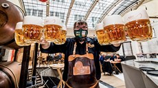 Výčepní pražské restaurace Červený jelen roznáší poslední piva před nařízeným...