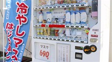 Jednorázové rouky mezi chlazenými nápoji v japonském prodejním automatu...