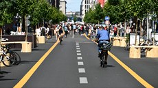 Nkteré ulice v Berlín se celé promnily v provizorní cyklostezky. (16. záí...