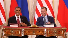 Barack Obama (vlevo) a Dmitrij Medvedv pi podpisu odzbrojovací smlouvy v...