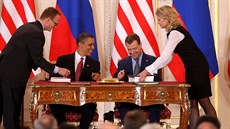 Barack Obama (vlevo) a Dmitrij Medved�v p�i podpisu odzbrojovací smlouvy v...
