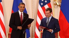 Barack Obama (vlevo) a Dmitrij Medved�v p�i podpisu odzbrojovací smlouvy v...