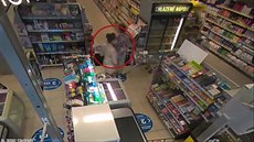 ena v supermarketu okradla seniorku pímo za jejími zády