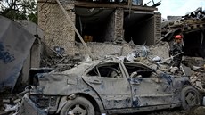 Poniené auto zasaené stelou bhem boj o Náhorní Karabach (11. íjna 2020)
