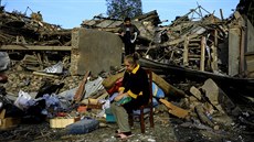 ena sedí v troskách domu zasaeného bhem boj o Náhorní Karabach. (11. íjna...