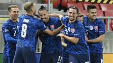 Radost slovenských fotbalistů ze vstřeleného gólu v zápase s Izraelem.